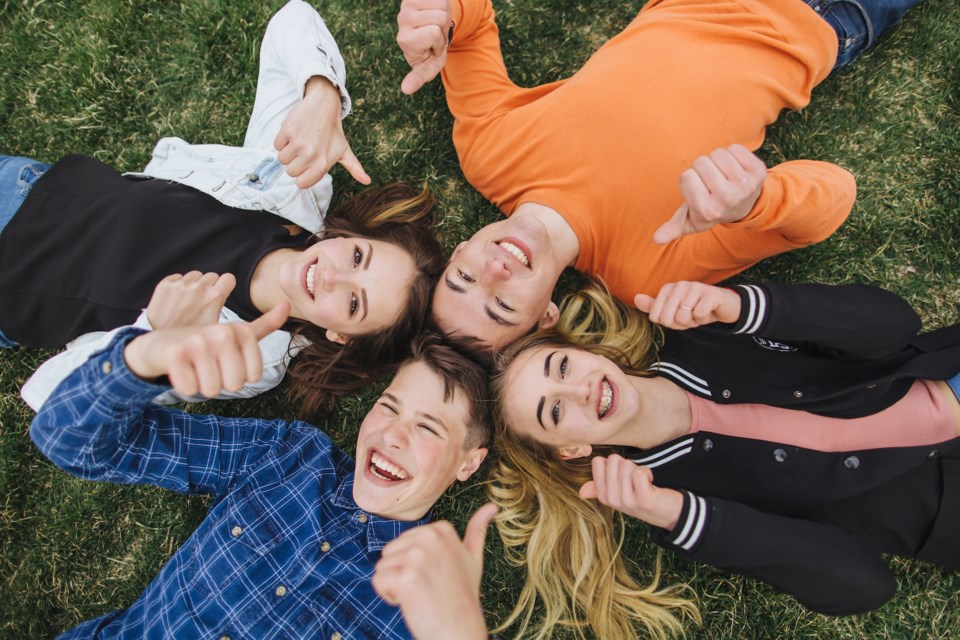 happy teens AdobeStock_166731610