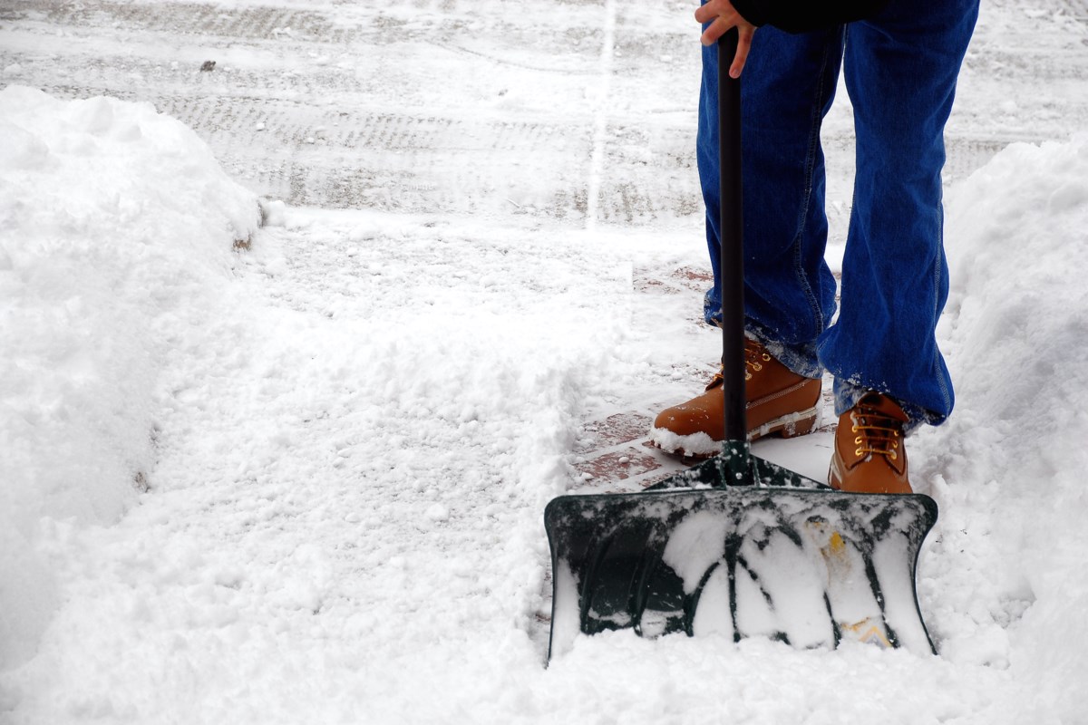 Een plaatselijk sneeuwruimbedrijf verzamelt het geld van klanten en sluit vervolgens de deuren