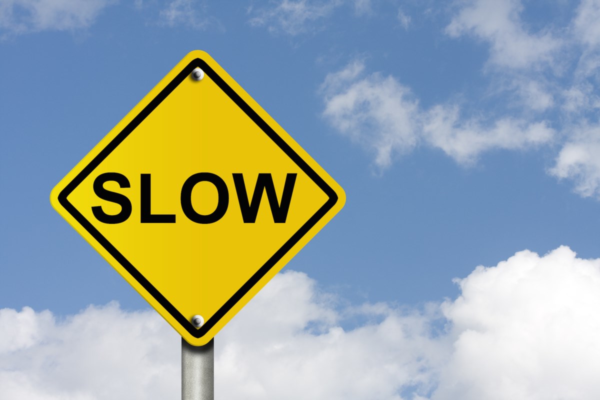 New slow. Дорожный знак Slow.