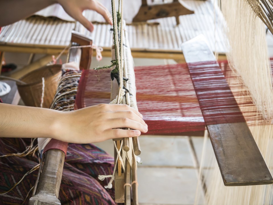 weaving loom AdobeStock
