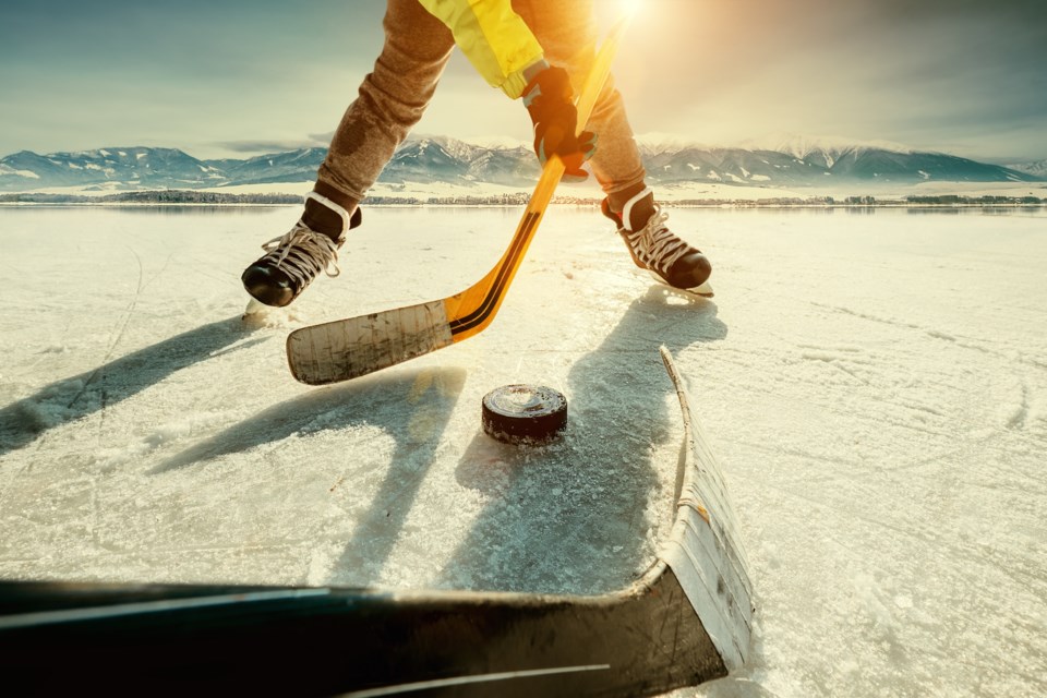 outdoor hockey AdobeStock_134612404