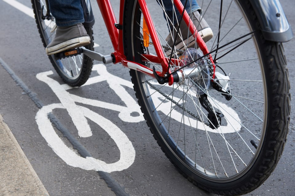 bike lane AdobeStock_96364085