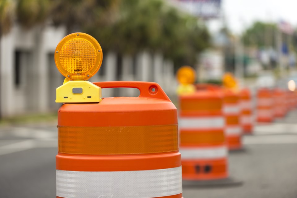 lane closed AdobeStock_128933327