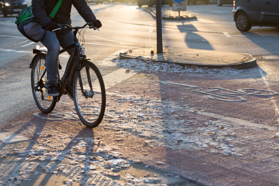 winter cycling AdobeStock_129400813