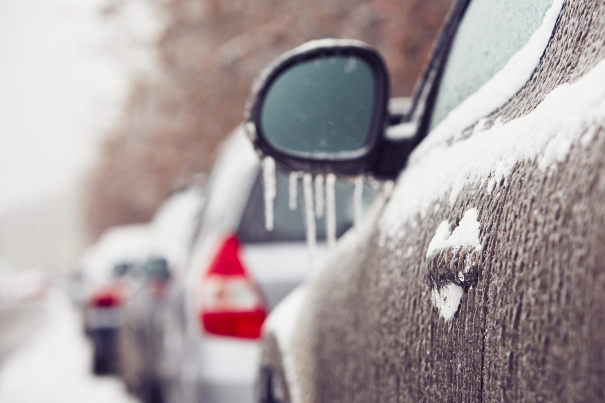 La lluvia helada incita a la ciudad a anunciar el evento meteorológico.