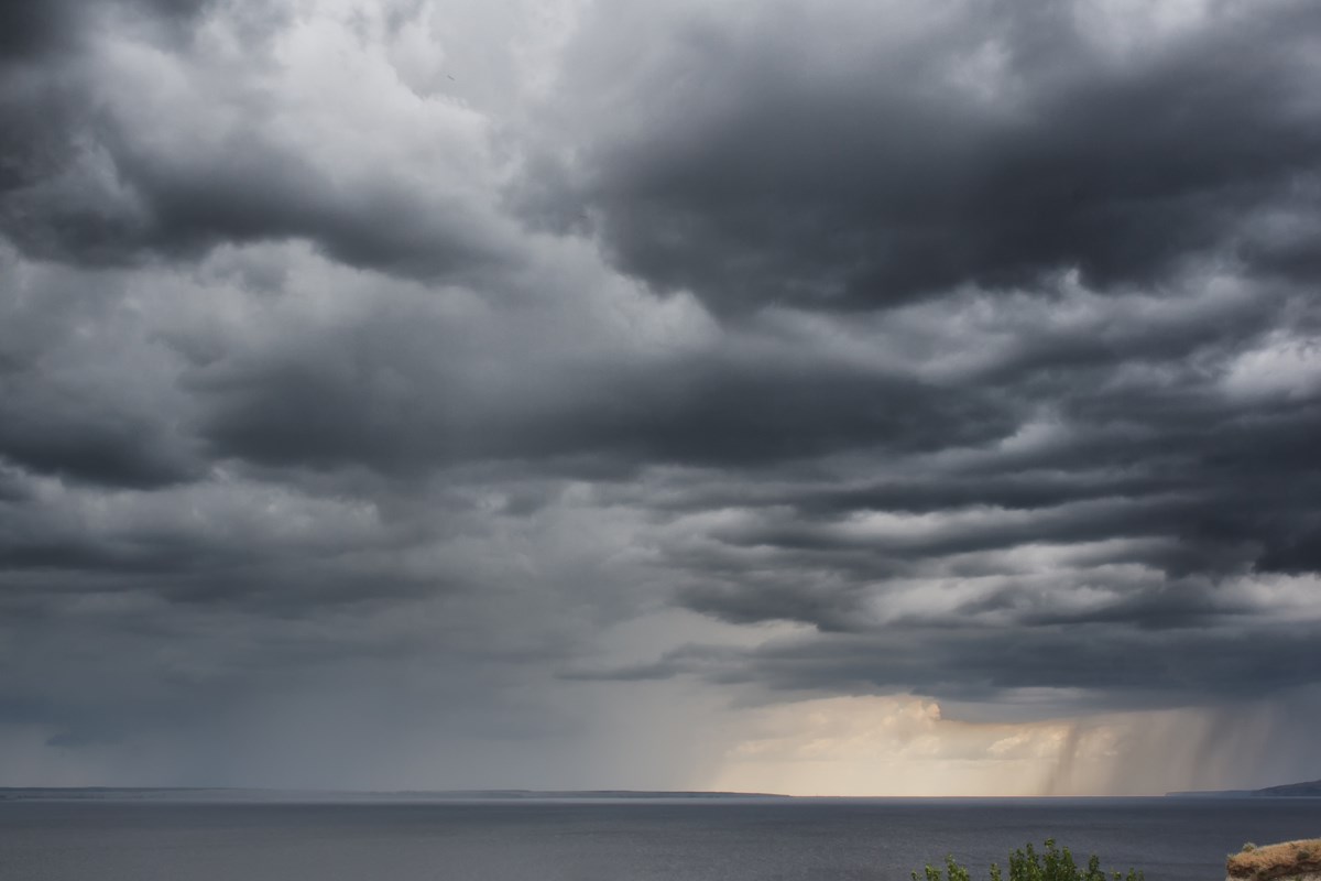 Un orage violent est localisé près de Midhurst, se déplaçant vers l’est à 50 km/h