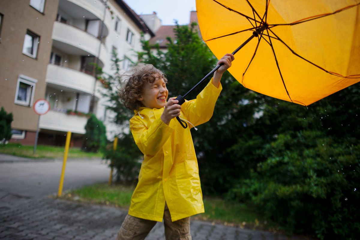 Зонтик бандита. Дом под желтым зонтиком. Человек с желтым зонтом. Человек под желтым зонтом. Ребенок под желтым зонтом.