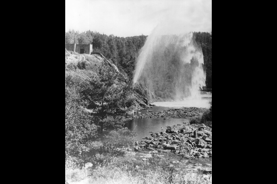 Historic photo of the Ragged Chutes compressed air plant near Cobalt, ON. (Library and Archives Canada)