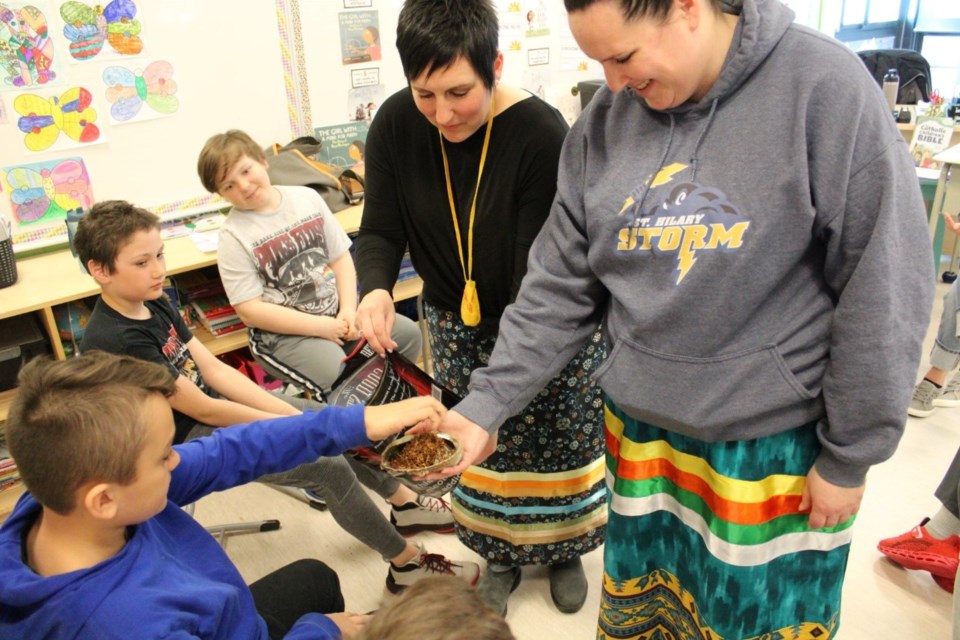 June 8 students at St. Hillary Catholic School with SNCDSB participated in a smudging activity with Indigenous leaders from their community. Educator Ashley Muir planned and facilitated this activity, sharing her knowledge and time with students.
www.facebook.com/sncdsb.on.ca

