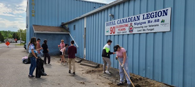 Students from St. Edward Catholic school volunteer at the Royal Canadian Legion Branch #32.
www.facebook.com/stedwardschool.com