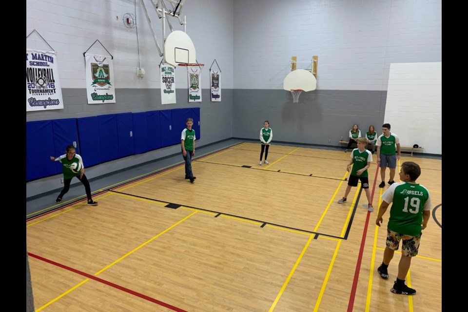 Students get set to receive a serve in their volleyball game.
sncdsb.on.ca