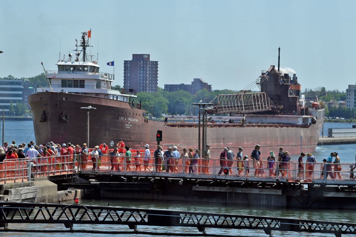 10 tys. Przyjrzyj się bliżej słynnym Soo Locks (70 zdjęć)