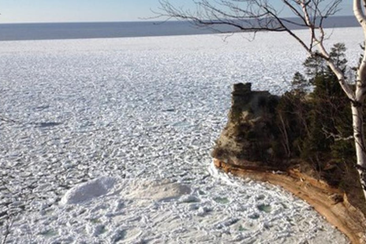 Recherche suspendue pour un grimpeur sur glace disparu le long du lac Supérieur