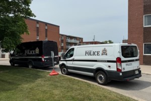 Police forensics vans now at Pine Street apartment building