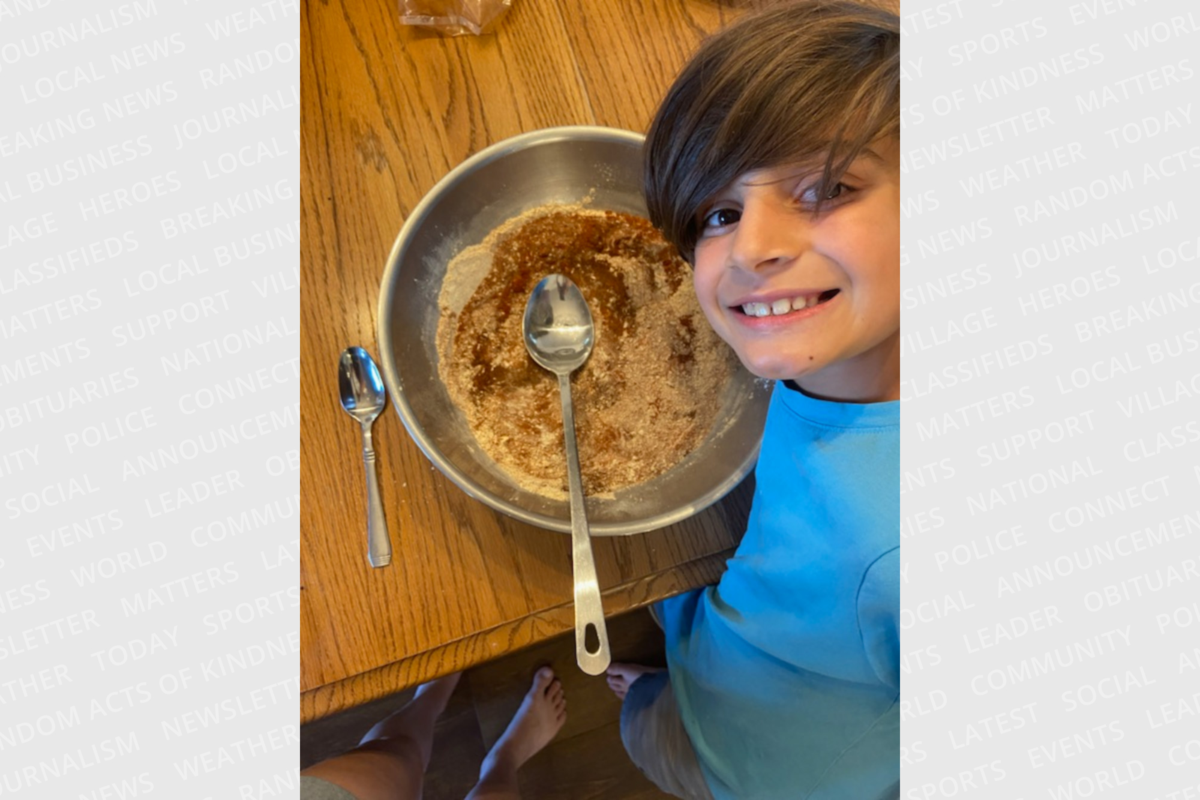 Salt, un niño de nueve años, ayuda a los hambrientos con el trabajo caliente