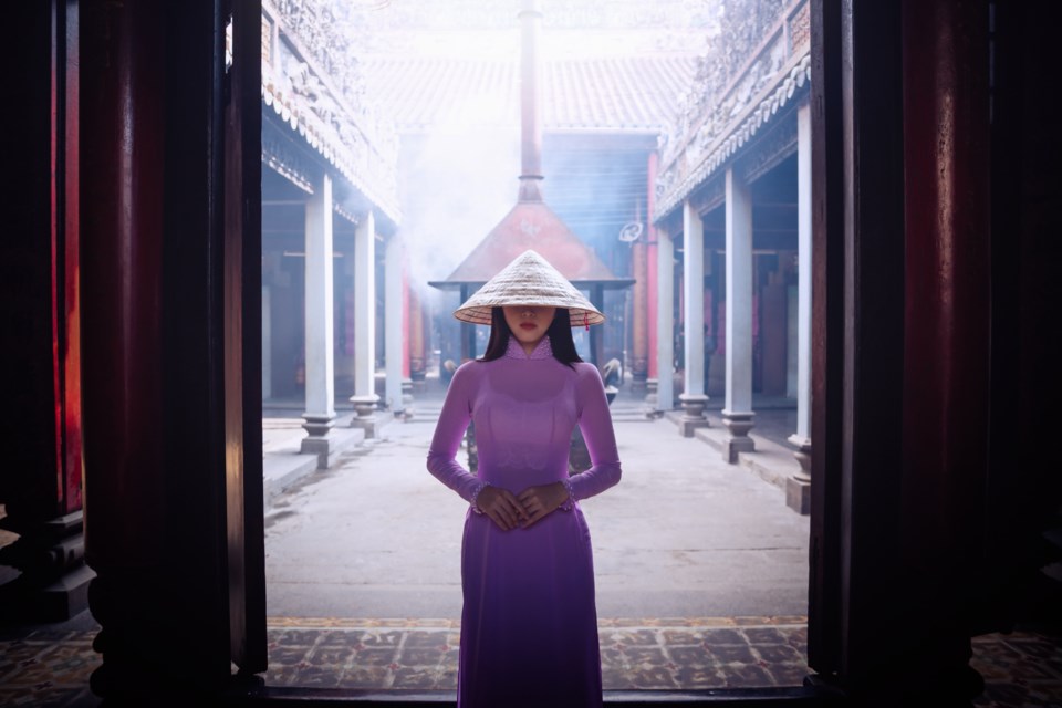 Vietnam-Woman-Wearing-Ao-Dai