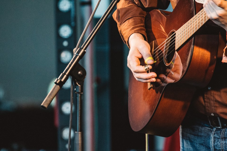 acoustic-guitar-on-stage