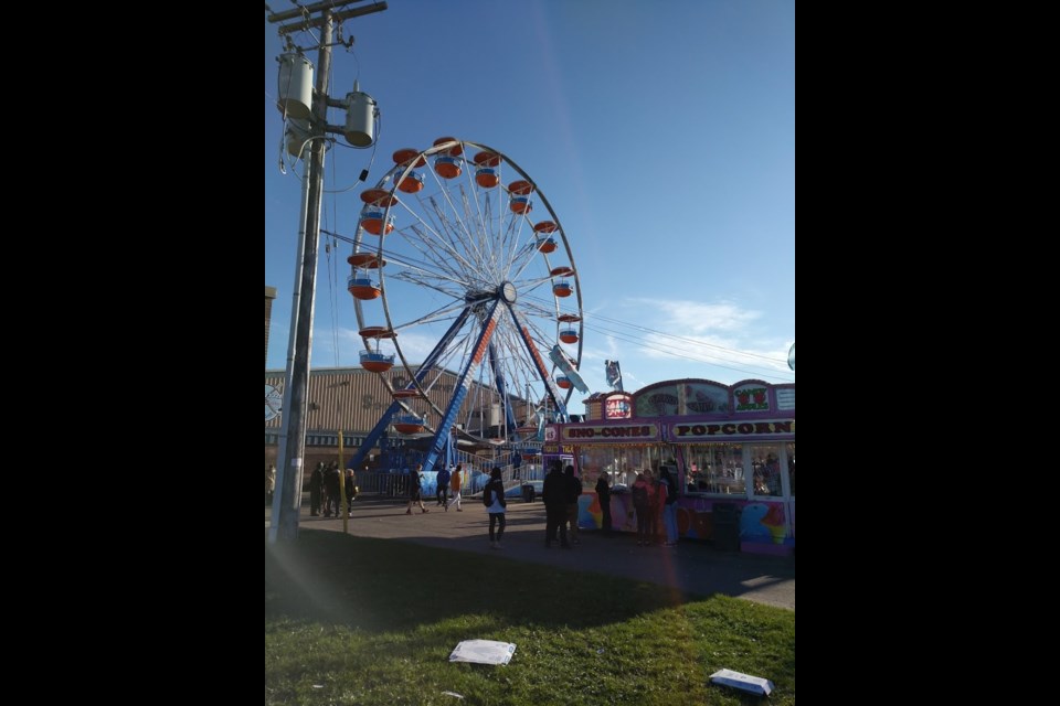 The fair is in town this weekend which of course is why it rained on Thursday because the fair historically has always brought the rain, Friday however was a nice sunshiny day, though they still had to close down the ferris wheel due to wind. The cold wind still didn't stop Saulites from coming out to enjoy the rides, games and food