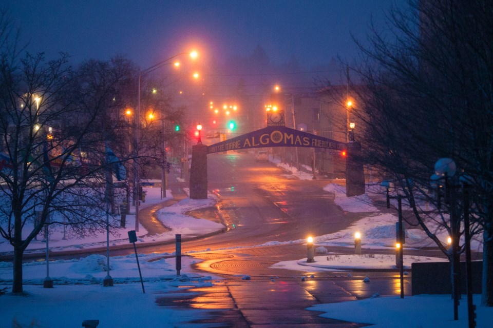 20160411 Sault Ste Marie Welcome Arch At Night KA