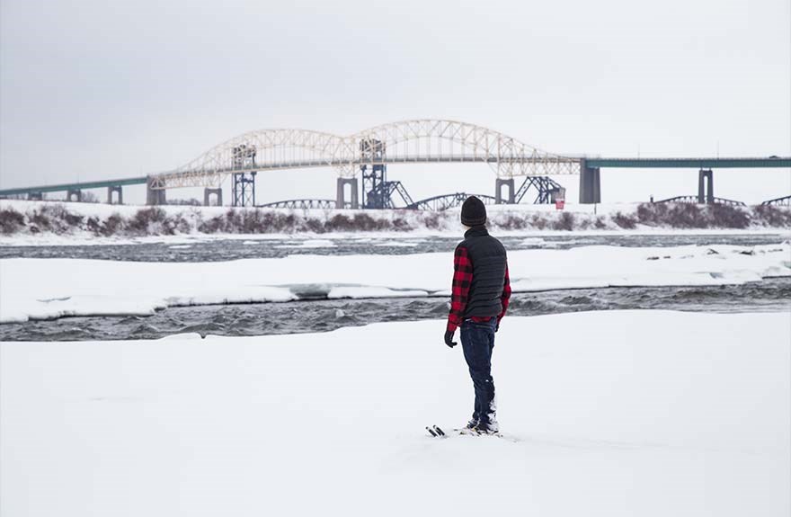 snowshoeing-along-the-river2