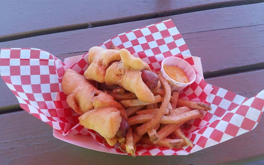 voyageurslodge_moosedogsfries