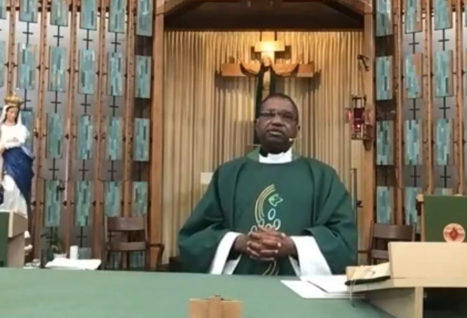 curé Père Robert Mugisha2