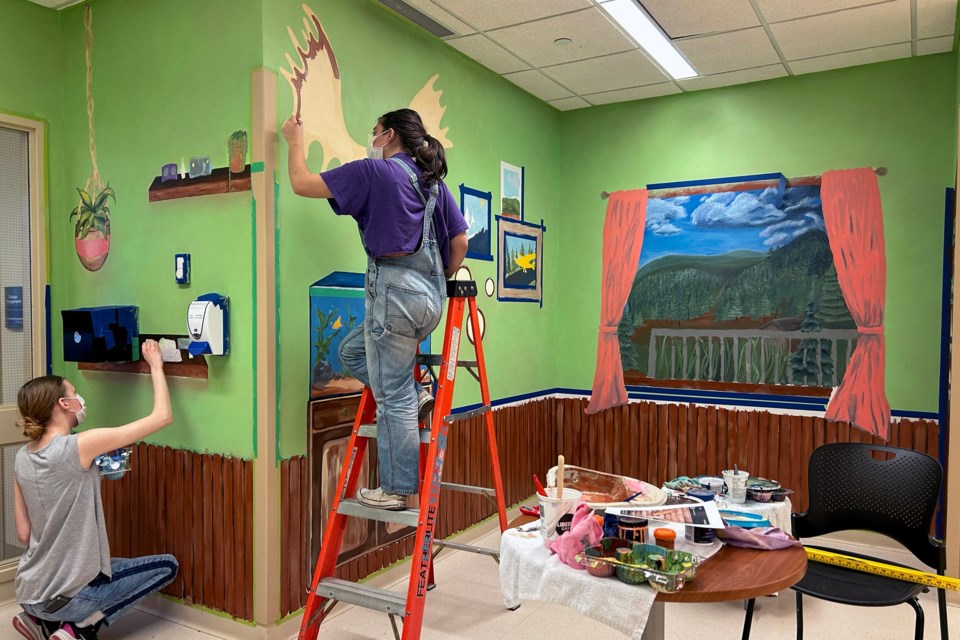 The students' collaborative mural design featured elements such as bushplanes, sailboats, ceramics, an aquarium, hanging plants, and scenic vistas inspired by northern landscapes