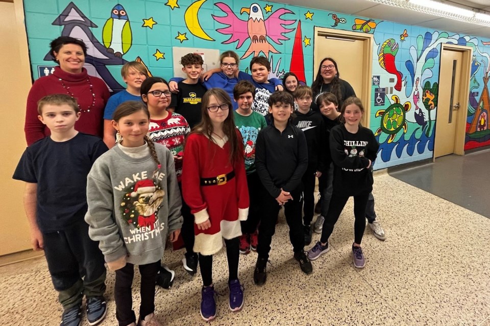 Indigenous artist Lucia Laford taught Grade 6 students at École Notre-Dame-du-Sault about the cultural importance of traditional Woodland style.