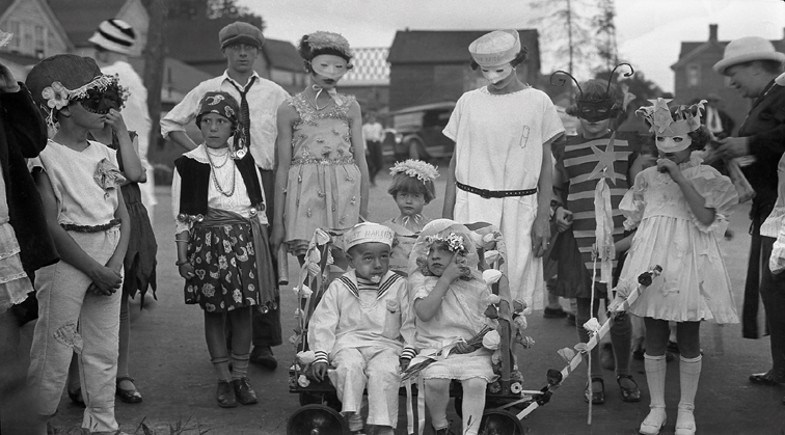 Parade participants in 1927. Sault Ste. Marie Museum archive photo.
