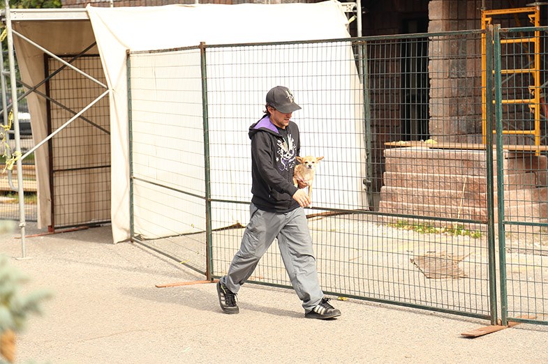A man evacuates a pet dog during a gas leak at an apartment building September 22, 2014 on Terry Fox Place. Kenneth Armstrong/SooToday