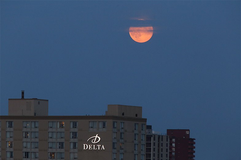 The supermoon rises over the Delta Hotel in Sault Ste. Marie, Ont. on August 10, 2014. SooToday.com/Kenneth Armstrong
