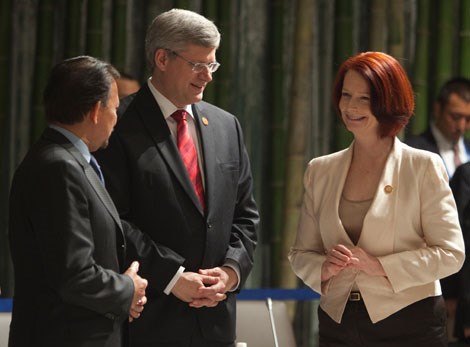 Prime Minister Stephen Harper chats with Hassanal Bolkiah, Sultan of Brunei Darussalam, and Julia Gillard, prime minister of Australia, at the APEC Summit