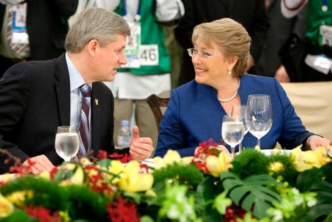 SINGAPORE - Prime Minister Stephen Harper chats with Chilean President Michelle Bachelet at the Welcoming Luncheon of the 2009 APEC Summit.