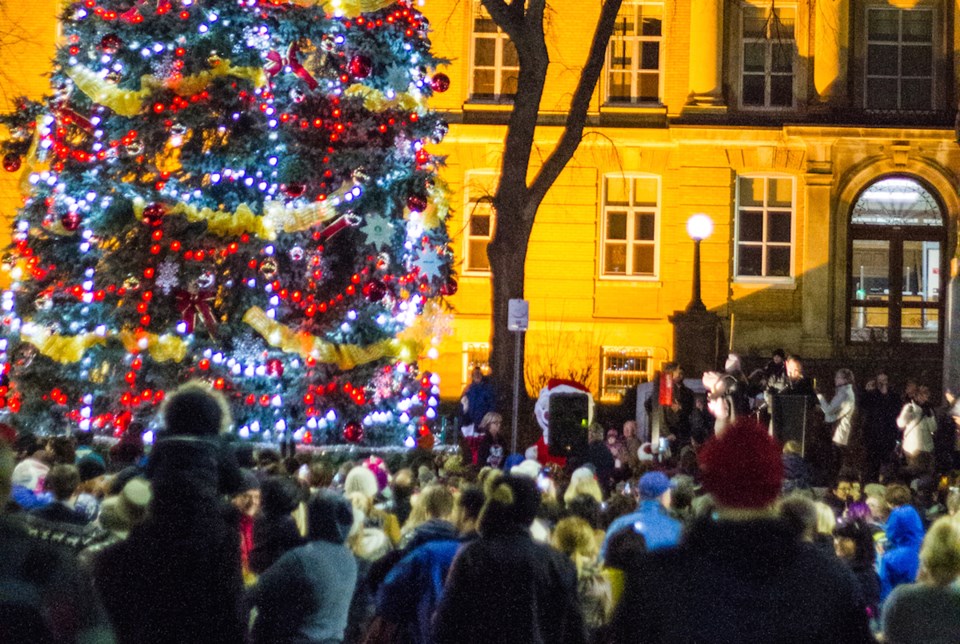 2016-11-17 tree lighting dmh-1