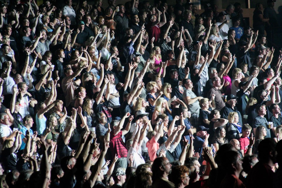 2010-08-10 KISS crowd DMH Essar Anniversary