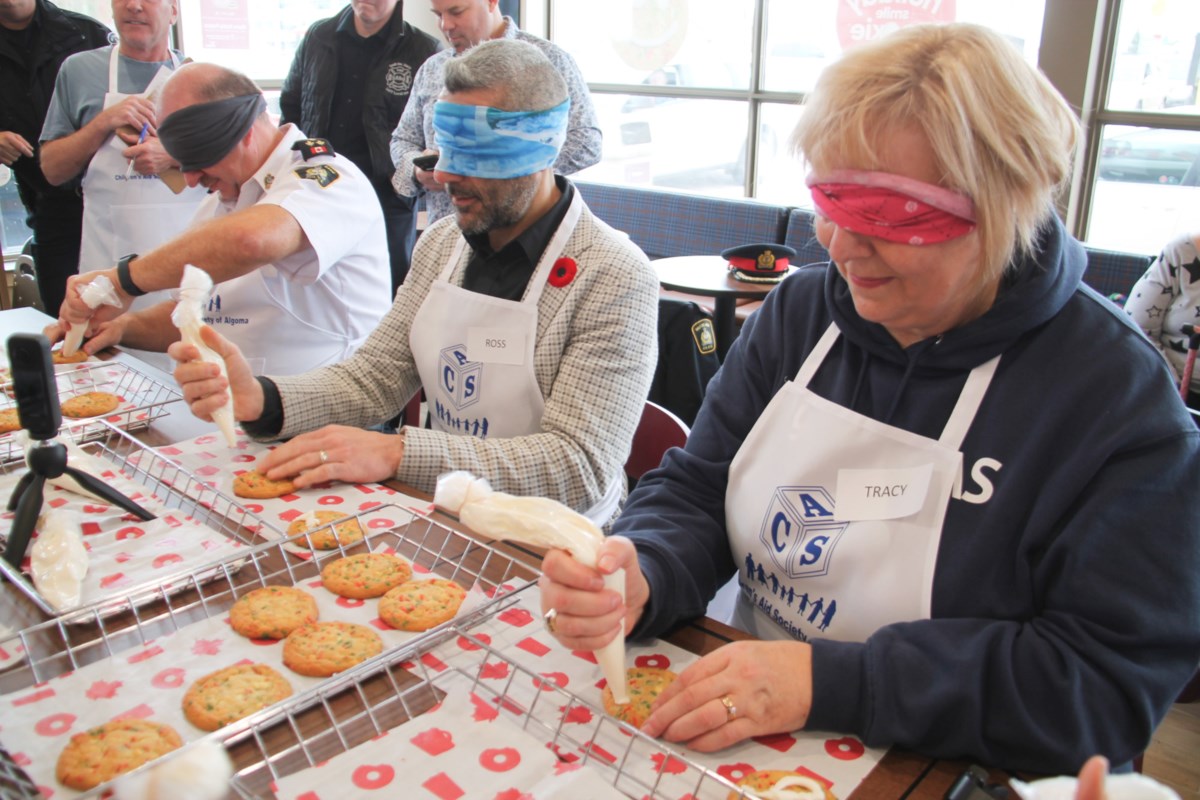Des « Soolebrities » décorent des biscuits chez Tim Hortons pour une bonne cause – les yeux bandés