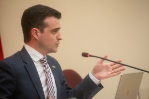 Coun. Kinach challenges mayor's refusal to hang king's portrait in council chambers