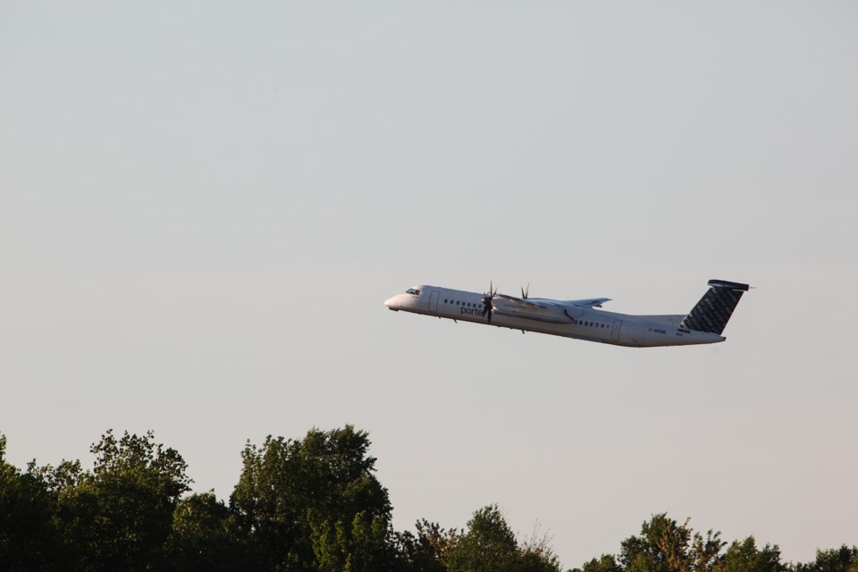 20160609 Porter Take-off Sault Ste Marie Airport KA 01