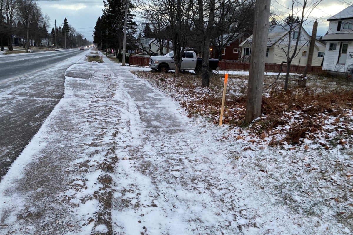 De stad gaat het trottoir dat in het midden van het gebouw eindigt niet verbreden