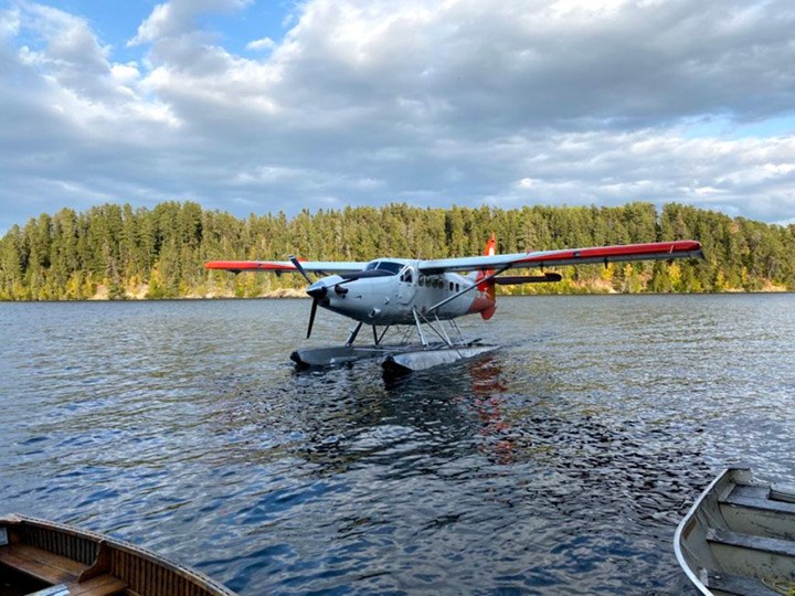 float-plane-arrived-at-mar-mac-lodge