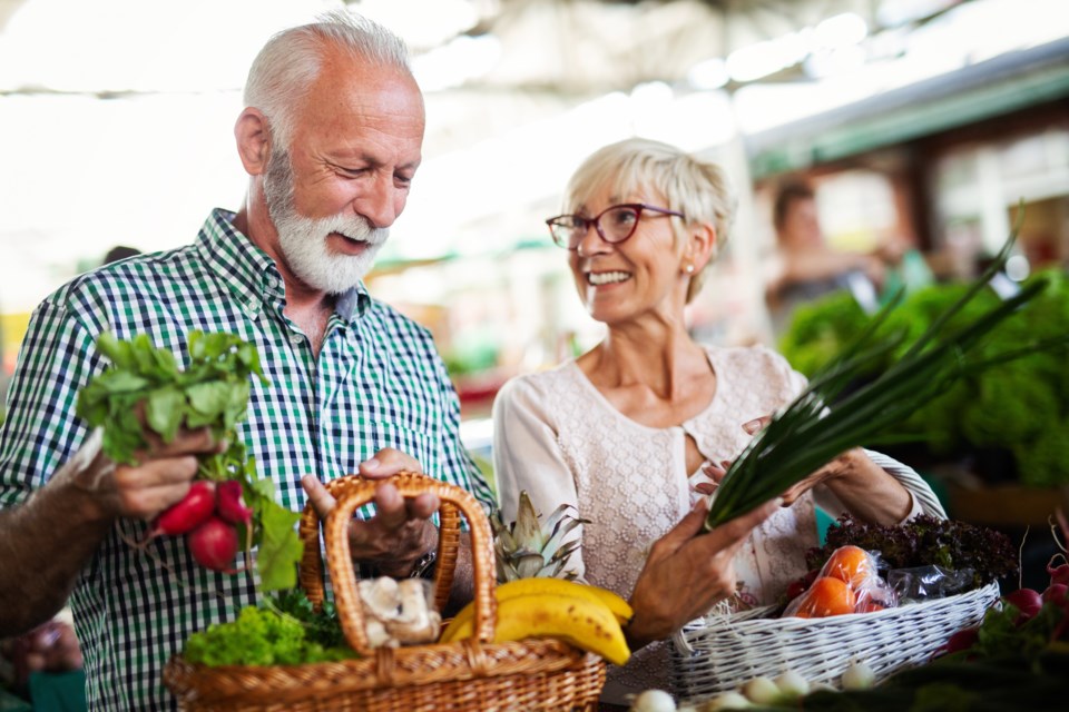 senior-eating-healthy