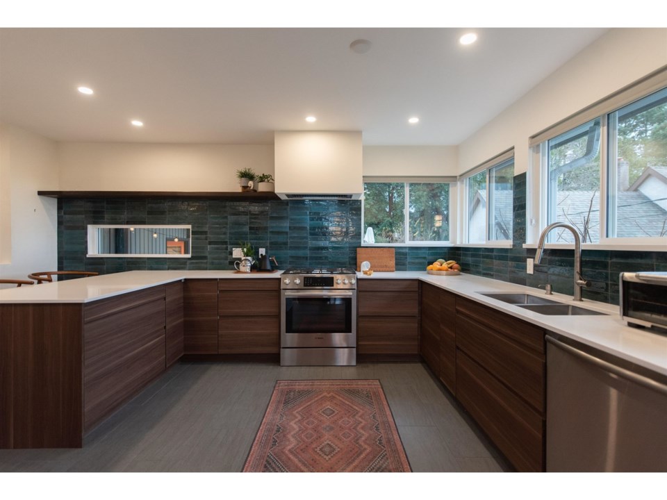 2b-kitchen-with-large-windows