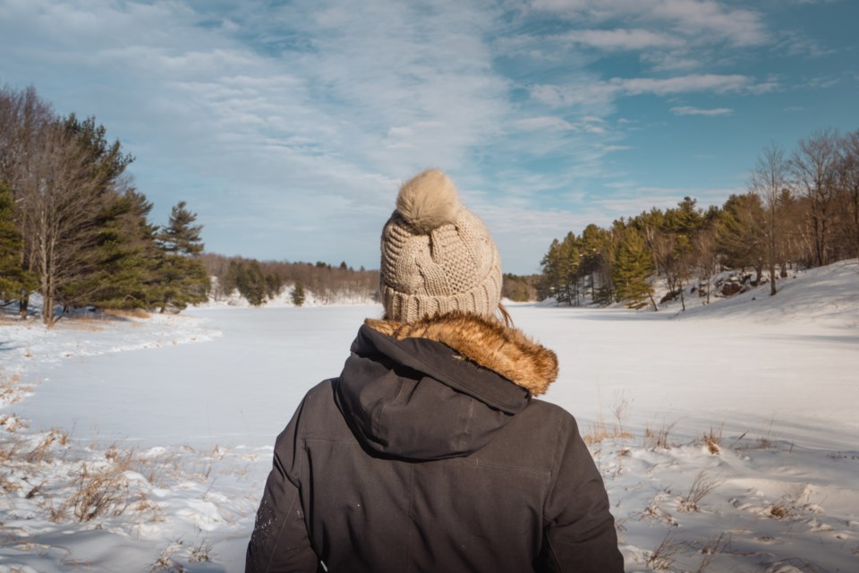 frontenac_woman_snowshoeing