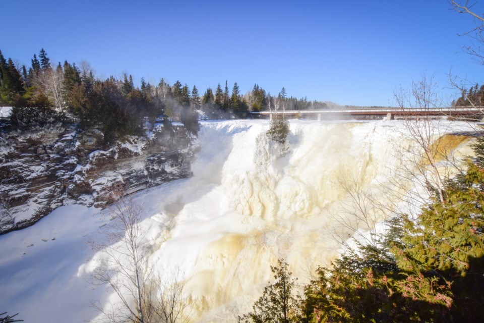 kakabeka_falls_winter