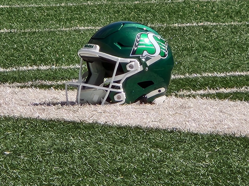 rider-helmet-on-sideline