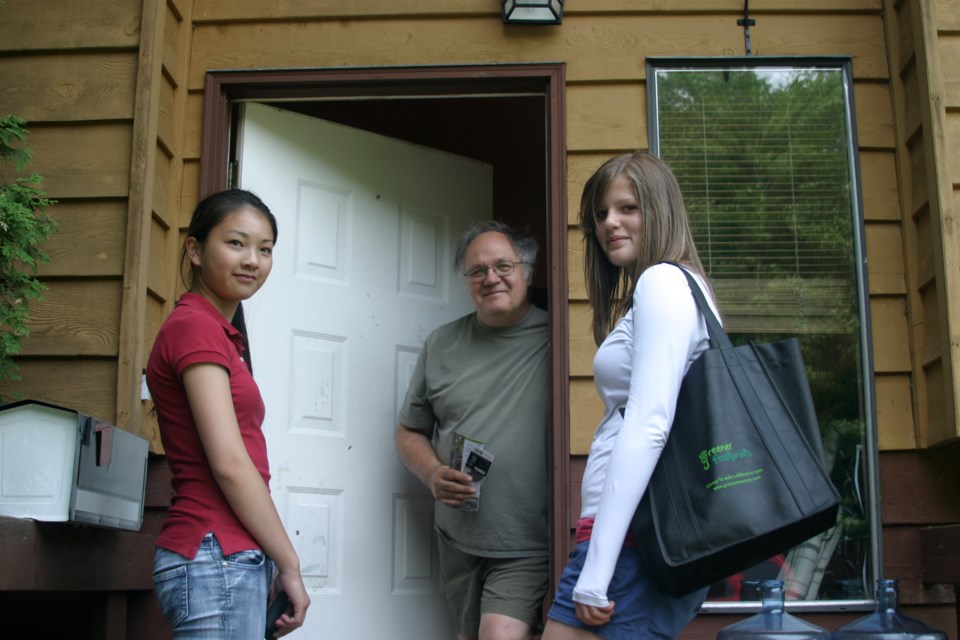 Students deliver reusable bags to Squamish residents in June 2009. 