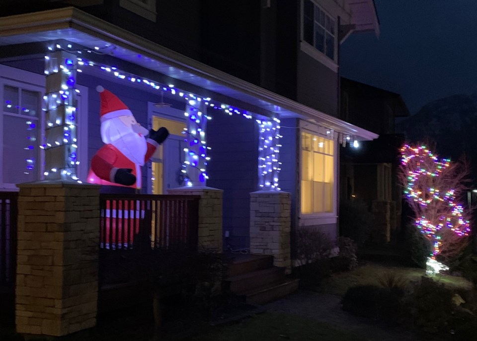 IWolfgang Wittenburg Santa on porch