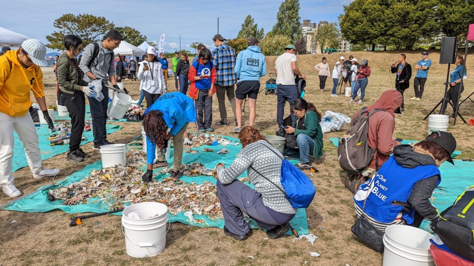 participants-and-ocean-wise-staff-sort-litter-after-the-shoreline-cleanup-credit-ocean-wise