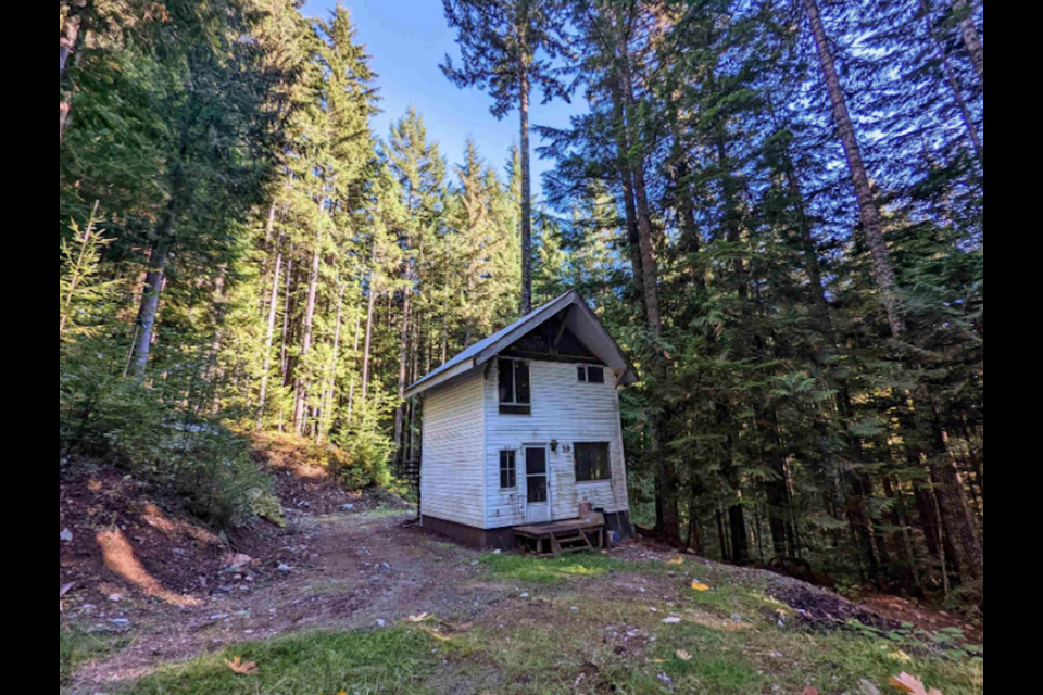 The 528-square-foot cabin located on Ring Creek Road is currently listed for $799,000.
Via Nolan Rivers RE/MAX Sea To Sky Real Estate