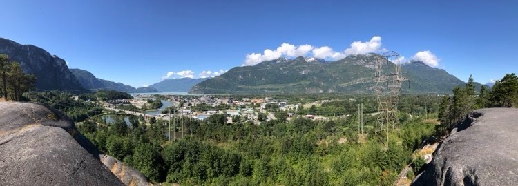 The view from the top of the Burgers and Fries climbing crag in the Smoke Bluffs, Squamish, СƵ